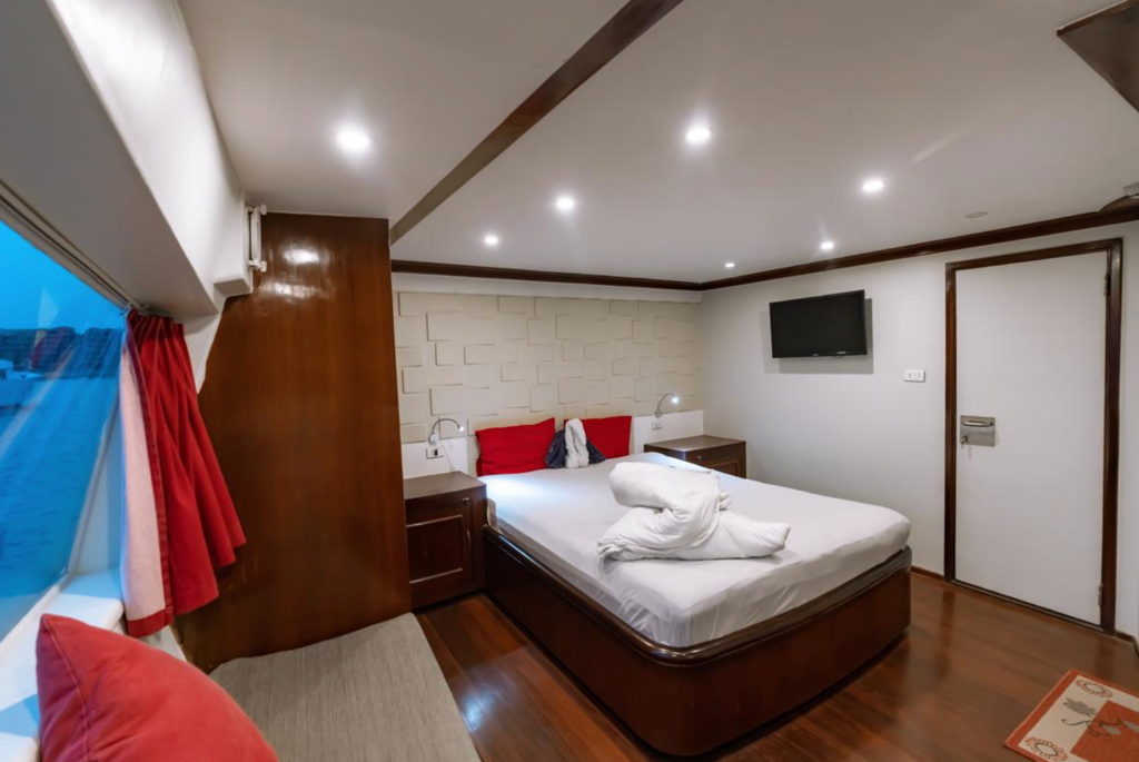 Main deck master suite